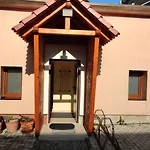 Auf Einem Rustikalen 3 Seitenhof * غودا