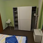 Daire Auf Einem Rustikalen 3 Seitenhof