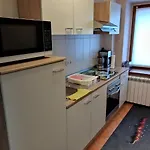 Auf Einem Rustikalen 3 Seitenhof *