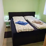 Auf Einem Rustikalen 3 Seitenhof * غودا