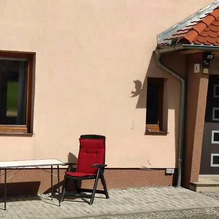 Daire Auf Einem Rustikalen 3 Seitenhof *