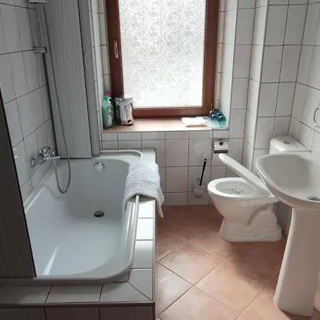 Auf Einem Rustikalen 3 Seitenhof Apartment *