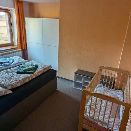 Auf Einem Rustikalen 3 Seitenhof * Goda