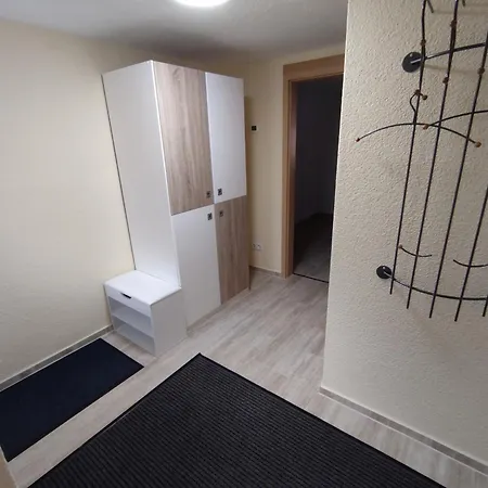 Auf Einem Rustikalen 3 Seitenhof Apartment Goda