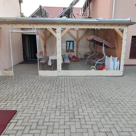 Auf Einem Rustikalen 3 Seitenhof Goda