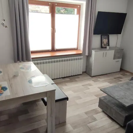 Auf Einem Rustikalen 3 Seitenhof Apartment Goda