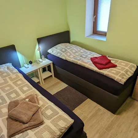 Auf Einem Rustikalen 3 Seitenhof Goda