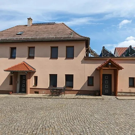 Auf Einem Rustikalen 3 Seitenhof * Goda